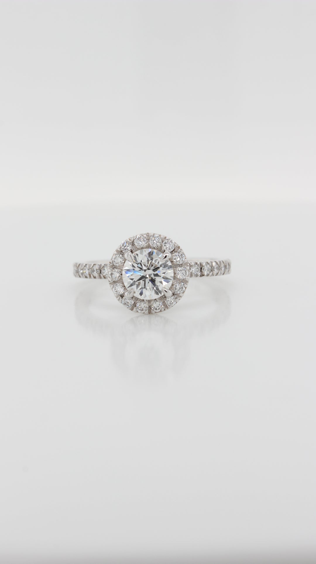 Round Brilliant Diamond in the Kensington Halo Design